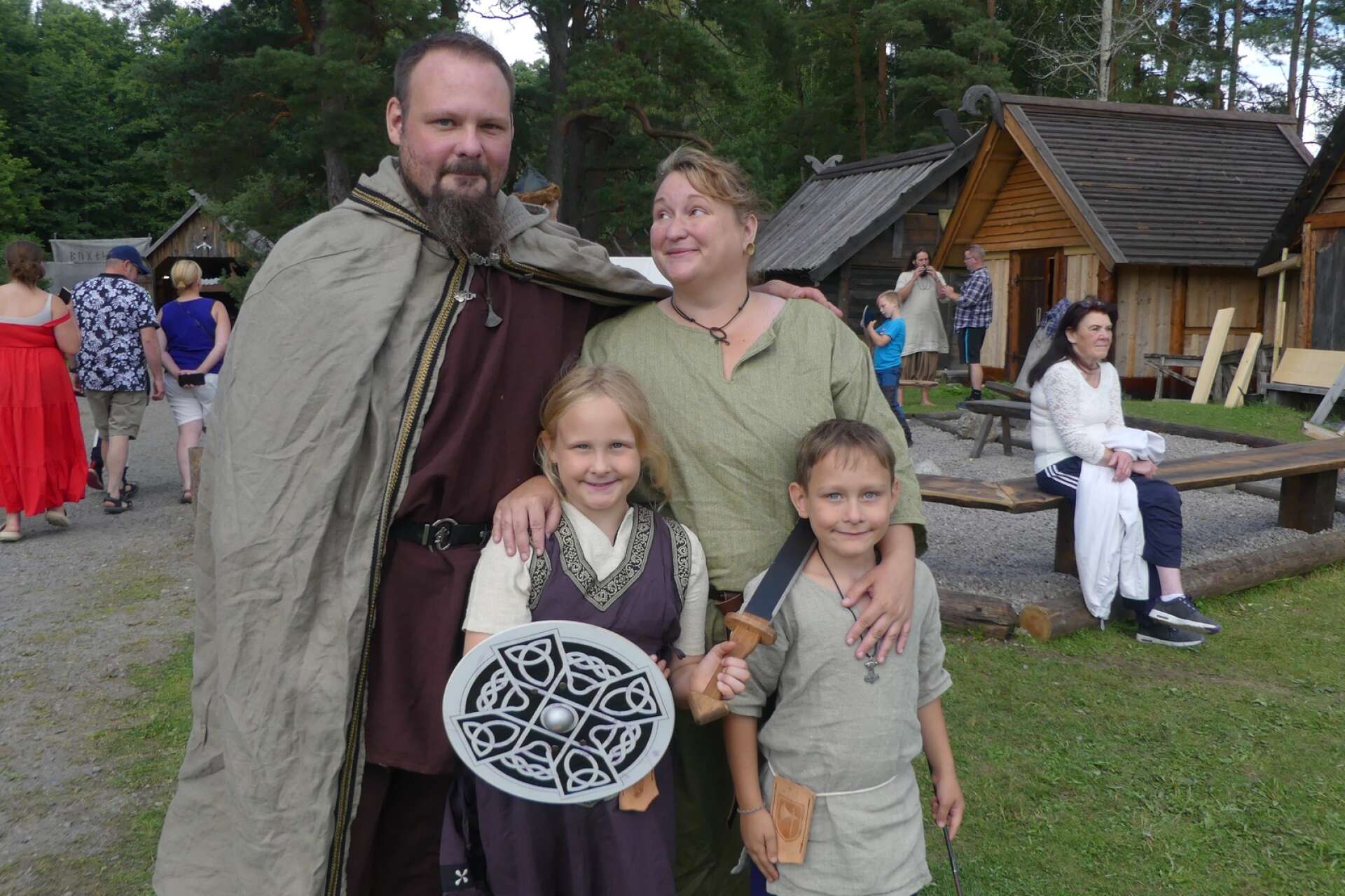 Familjen Stöby, Markus och Evelina med barnen Flora och Albus, besökte vikingamarknaden på söndagen.