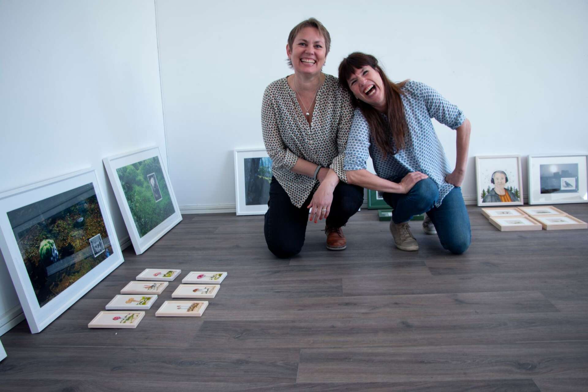 Vännerna Erika Broman och Annica Berglund ställer ut på Galleri Konst i Karlstad med vernissage på fredag. Den röda tråden bland deras verk är naturen som de båda tycker mycket om och visar olika sidor av i sin konst.