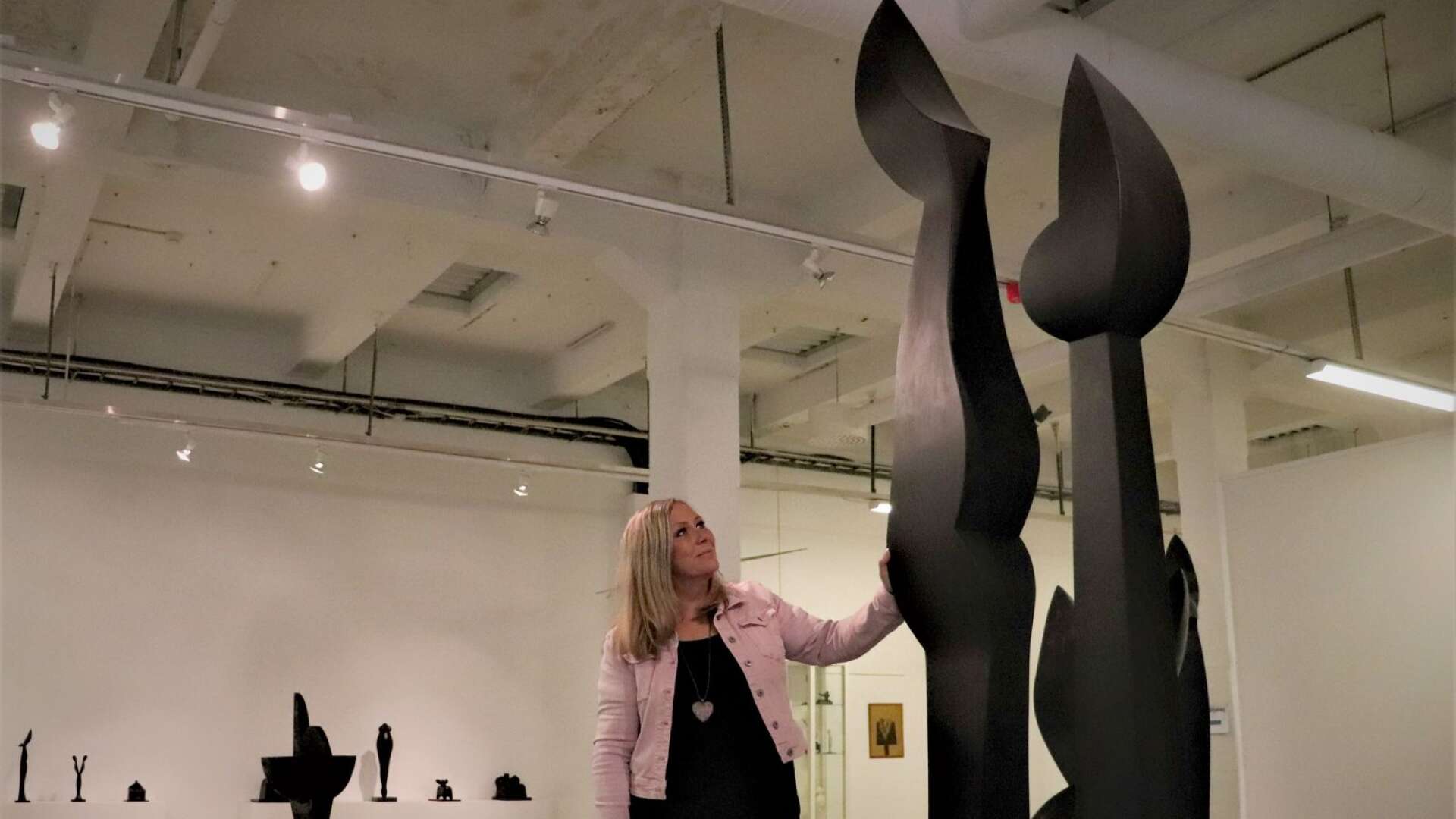 Birgitta Svensson kallar Bo Englunds skulpturer ”före sin tid” och berättar att många ungdomar uppskattar de stilrena skapelserna. Intäkter från sålda Englundverk går till att årligen ge ett stipendium på 10 000 kr till en kreativ individ från kommunen.