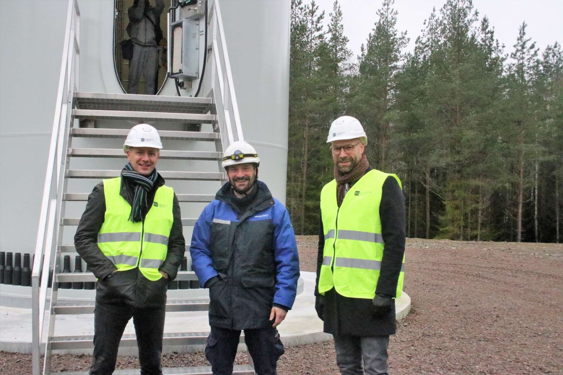 European Energy invigde i november Kingebols vindkraftpark. Projektledaren Peter Braun, Diego Guttierrez, som arbetar som commission lead på Siemens Gamesa och kontrollerar hela vindkraftsanläggningen, samt kommunikationschefen Ted Bergdahl utanför ett av de sex vindkraftverken.