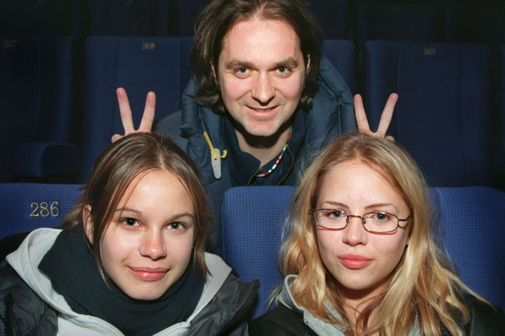 Lukas Moodysson slog igenom rejält i sin långfilmsdebut. Här tillsammans med skådespelarna Rebecca Liljeberg och Alexandra Dahlström.
