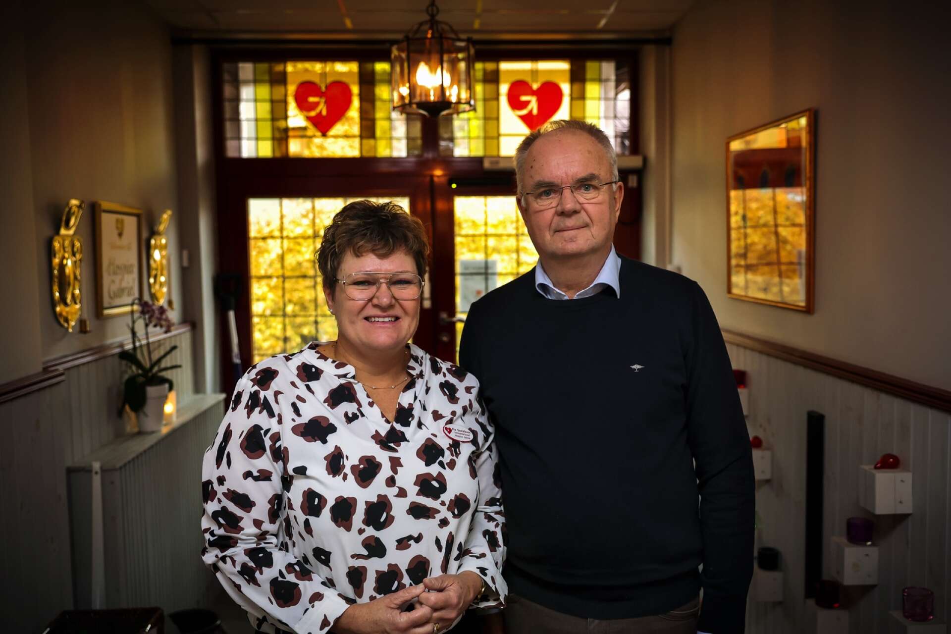 Pia Gustafsson, verksamhetschef på Hospice Gabriel och Lennart Jonsson, styrelseordförande samt volontär, berättar om arbetet de bedriver, men också om vad som händer när vi dör, både kroppsligt och själsligt. 