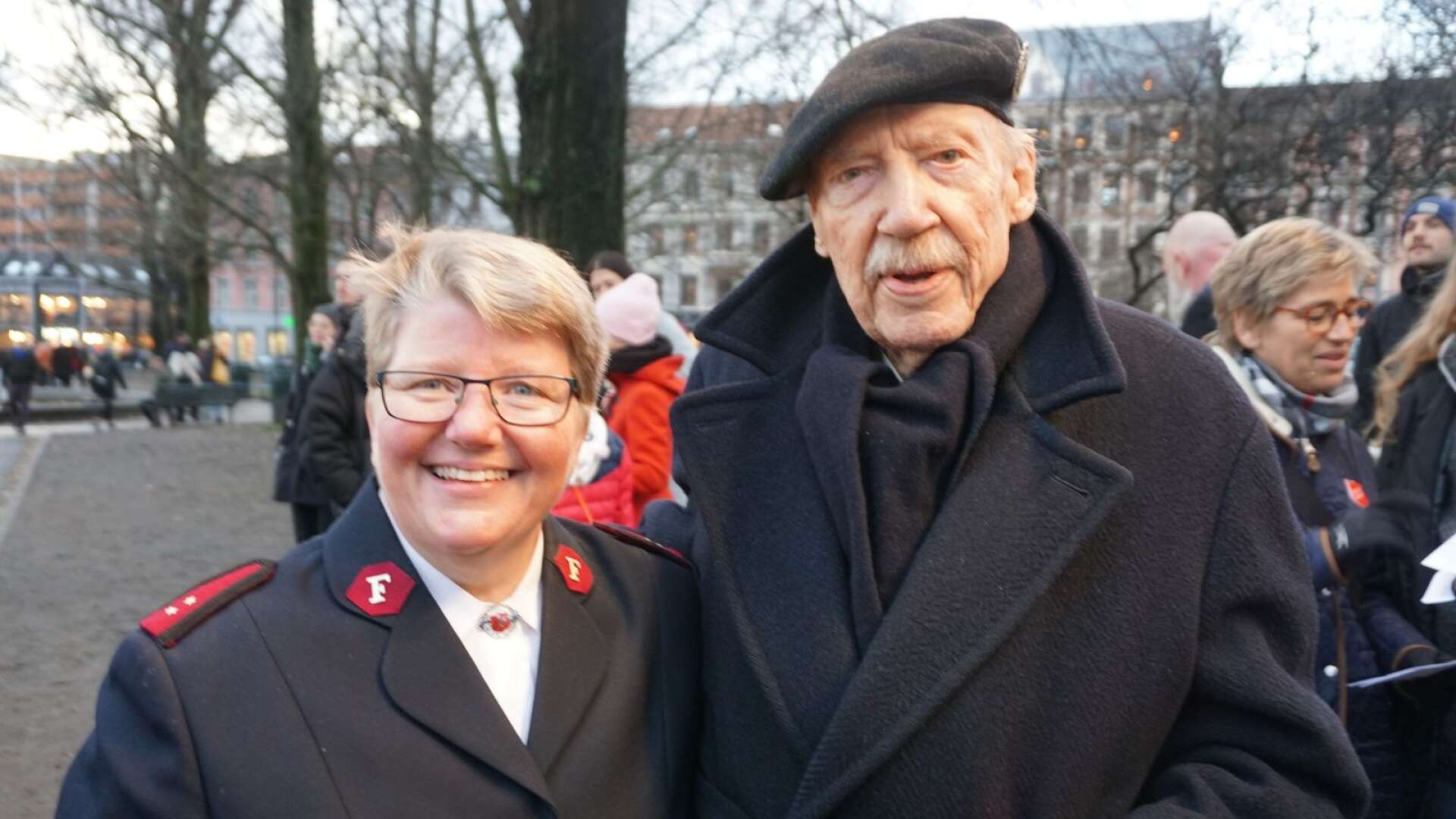 Alf Folmer tillsammans med en av frälsningssoldaterna i musikvideon till Jul på Løkka. 