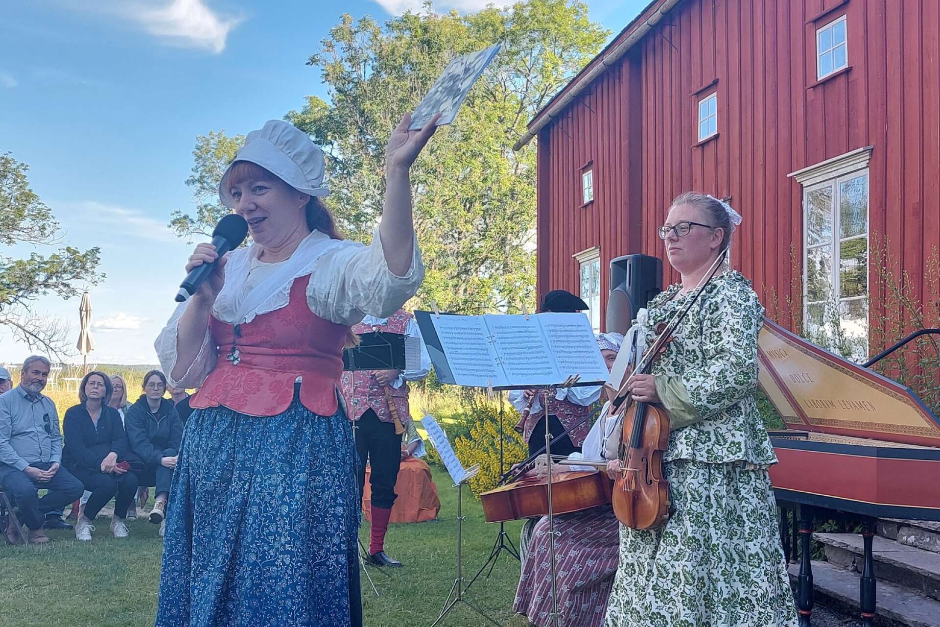 Malin Axelsson tackade alla deltagare och särskilt initiativtagaren Rebecka Karlsson, violinist i Ensemble Zellbell.