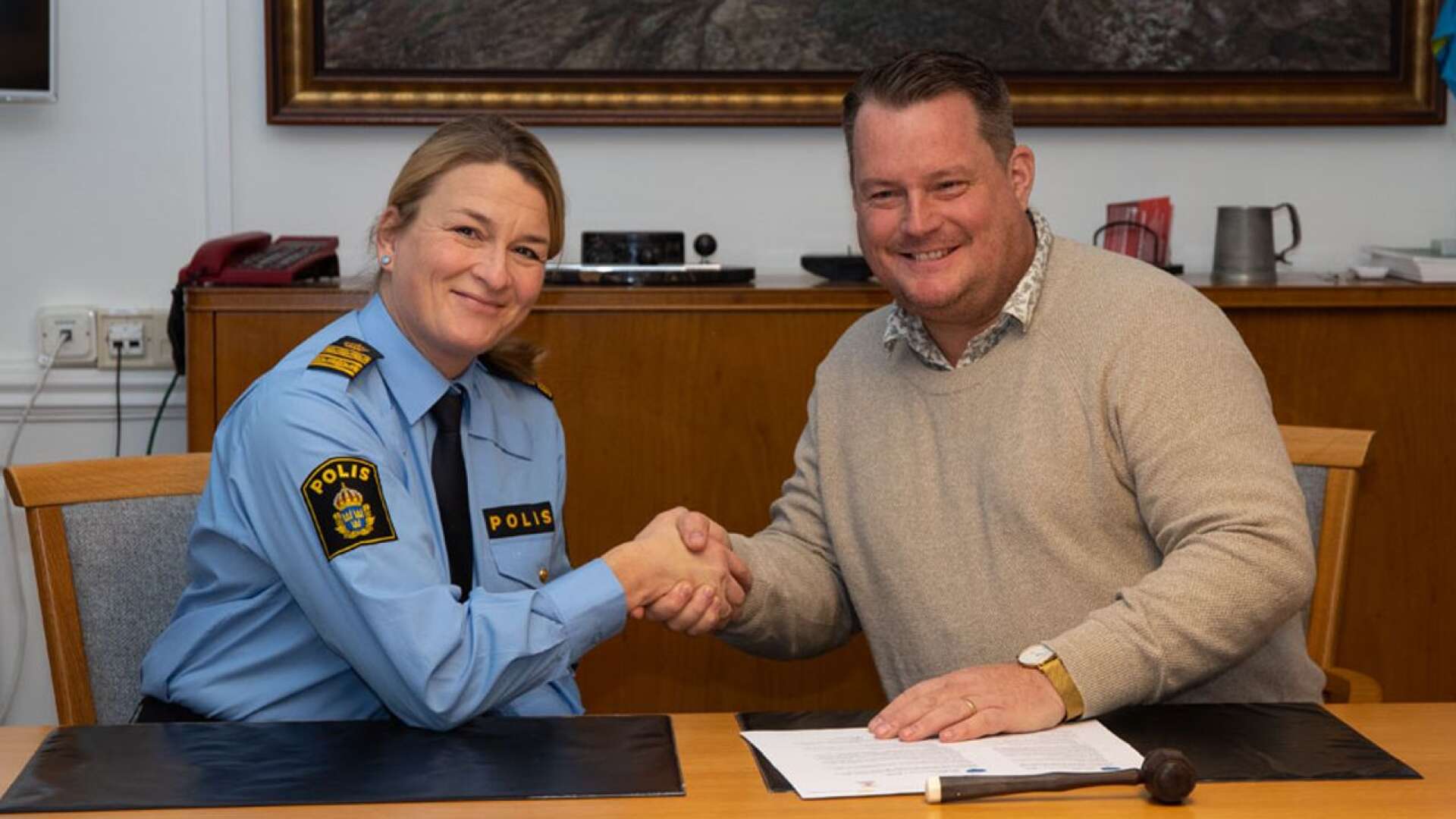Lokalpolisområdeschef Jenny Wester och kommunalrådet Michael Karlsson (S) skrev under Polisens och Åmåls kommuns avtal om medborgarlöften för 2023–2024.
