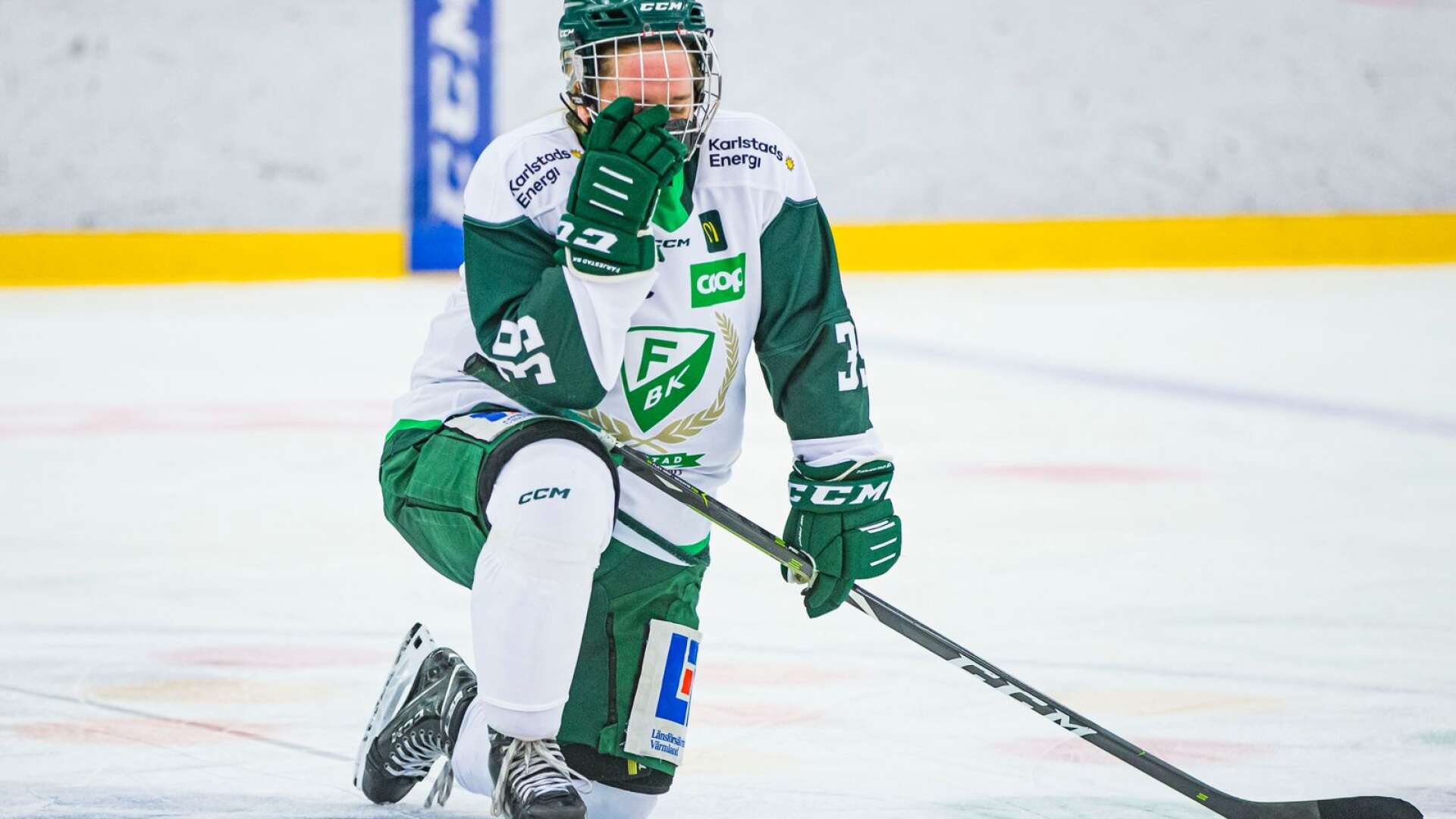 Färjestads med forwarden Josefin Lindström är utslaget och säsongen är över.