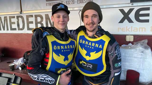 Nyblivne 500-föraren Anton Jansson (till vänster) och Joel Andersson från Örnarnas träningsmatch mot Griparna i Eskilstuna i fredags.