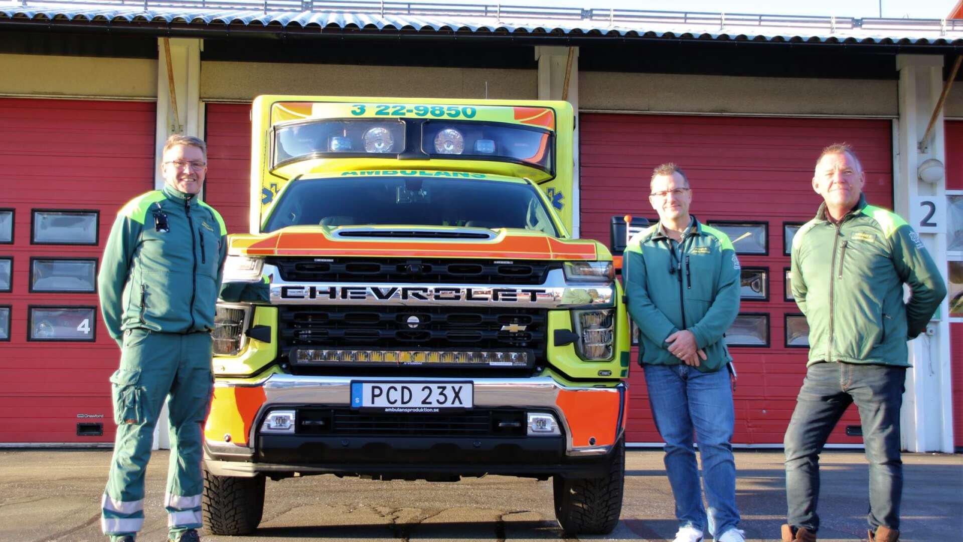 Förarinstruktör Dag Claesson, Peter Nordin chef för ambulansen i Filipstad och Thommy Foogde, förarinstruktör, visar upp den nya ambulansen. 