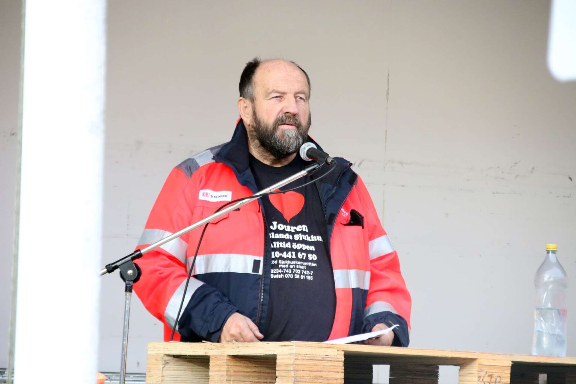 Jerker Johansson ledde demonstrationen från lastbilsflaket.