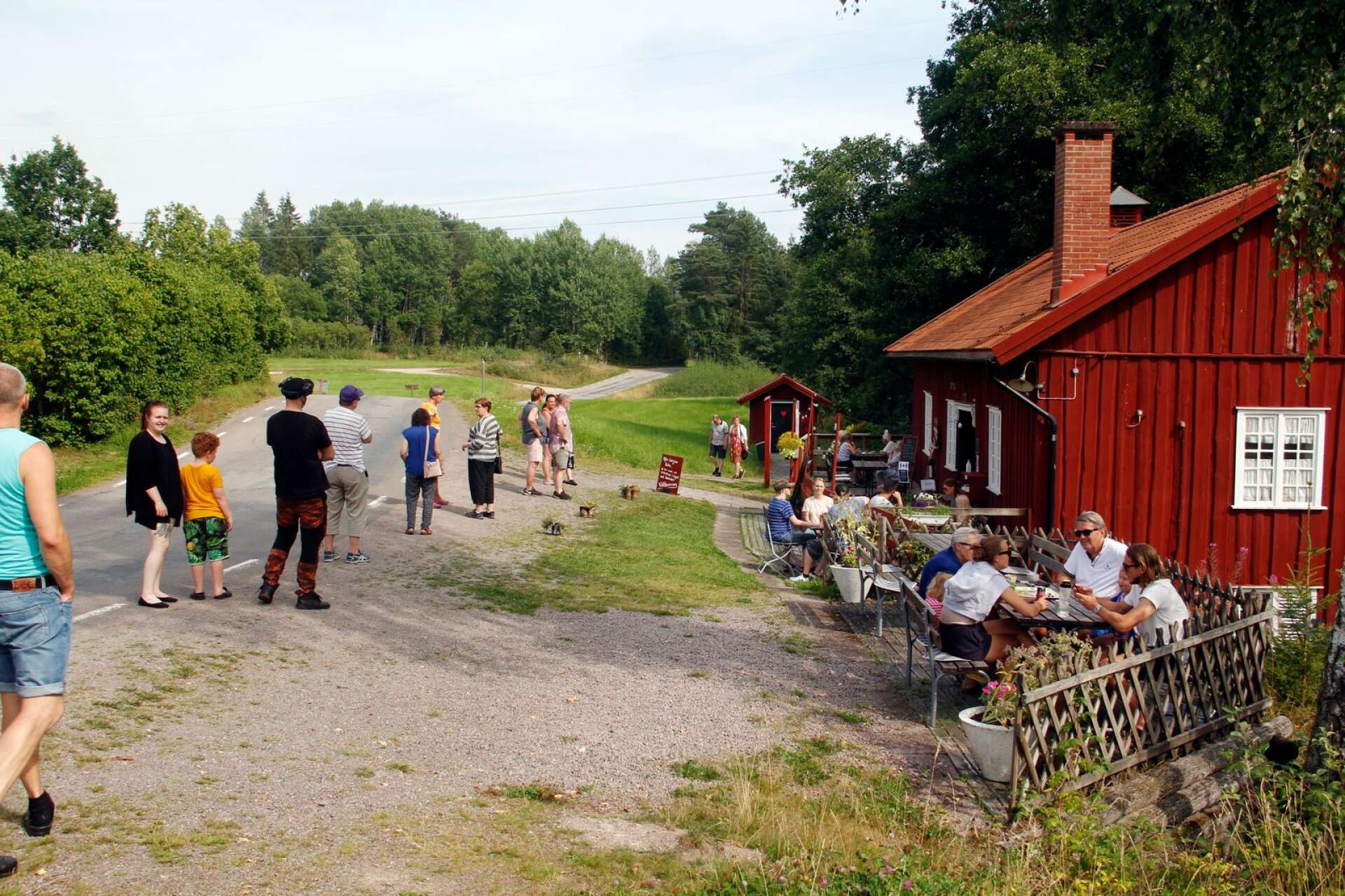 Många tog sommarens sista chans att fika i kvarnkaféet på Tollebol under söndagseftermiddagen.
