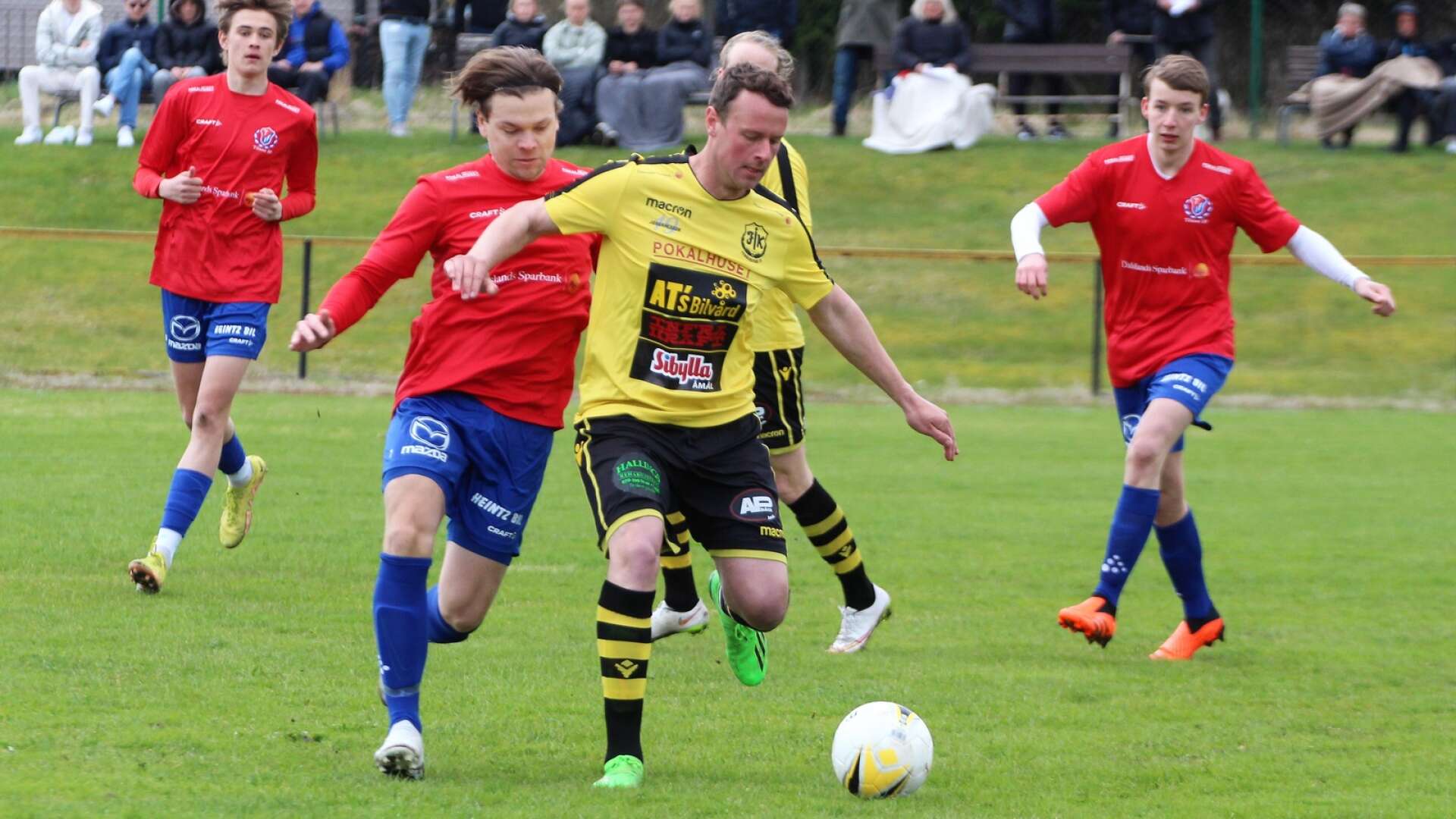 Fengersfors IK gick segrande ur kommunderbyt mot Tösse IF. Atle Lindh, här med Tösses Fredrik Magnusson i ryggen i säsongens första derby lagen emellan, gjorde två mål och blev matchvinnare för FIK. Arkivbild.