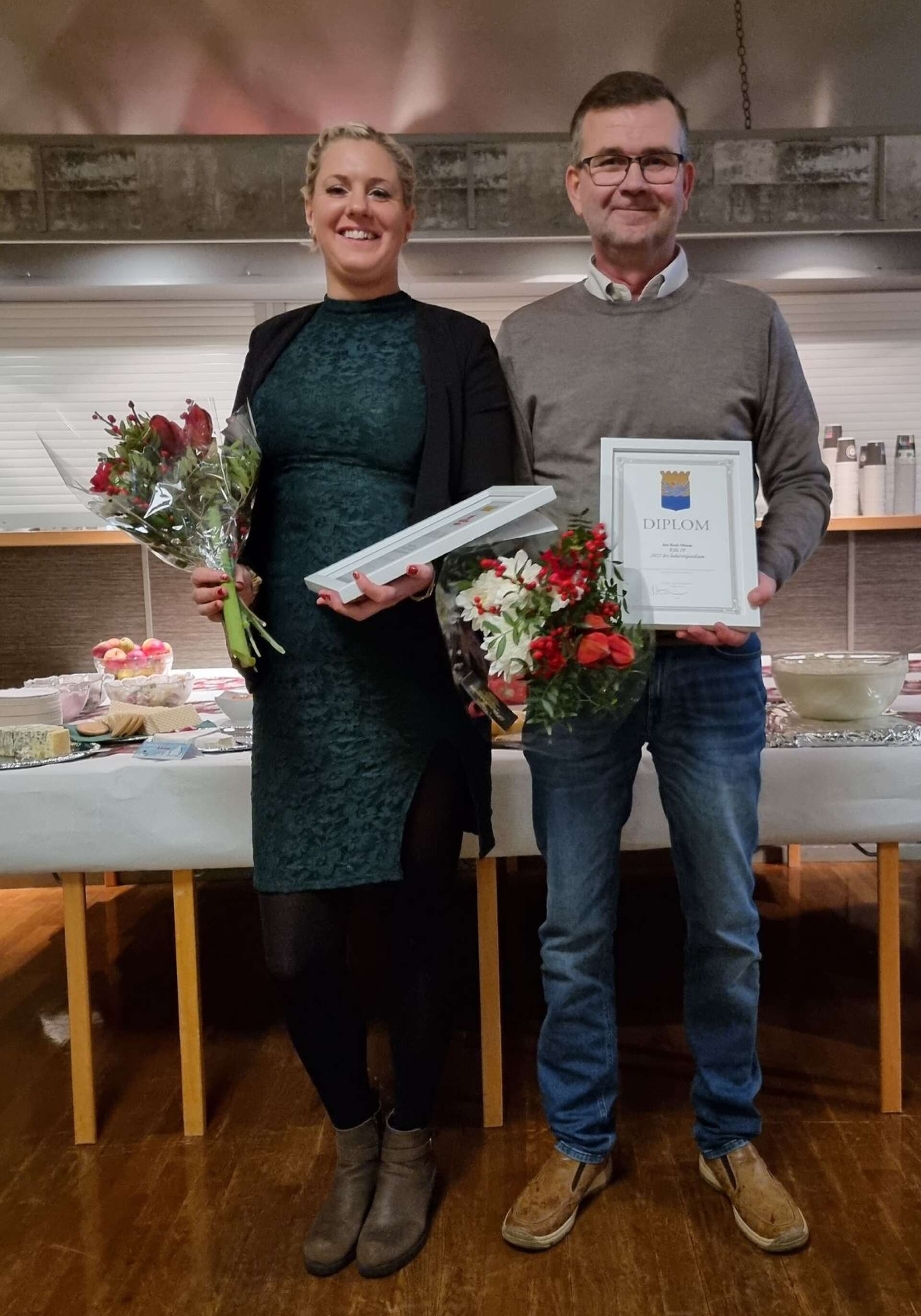 IFK Åmåls ungdomstränare i handboll, Emma Moberg, och Jan Rask Olsson, Kila IF fotboll, fick ta emot pris på Medborgarhuset i Säffle av teknik- och fritidsnämnden Säffle-Åmål som Årets ledare i Åmåls respektive Säffle kommun.