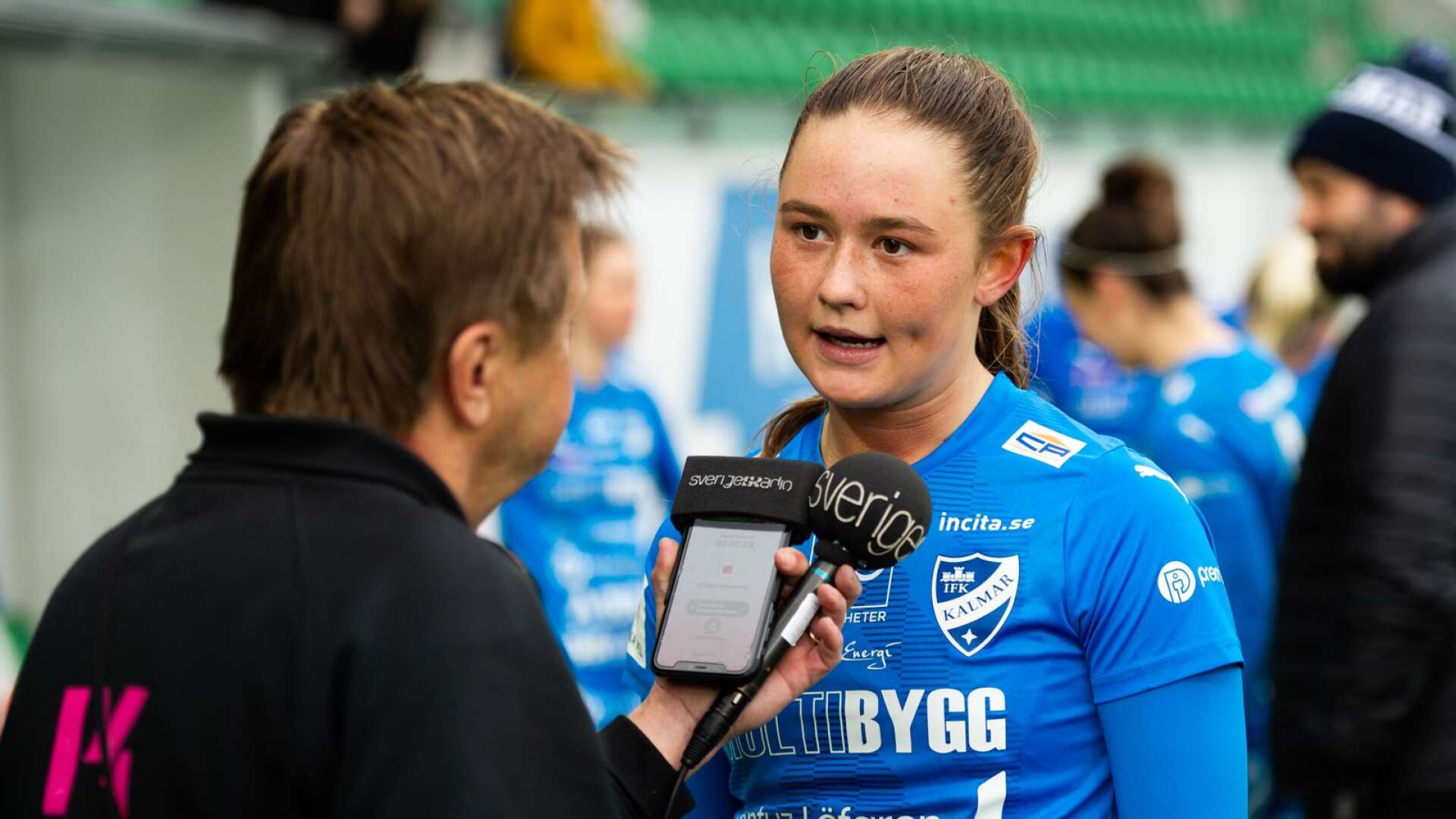 Svea Rehnberg, här under en intervju efter en allsvensk match för IFK Kalmar under våren, har skrivit på för IFK Norrköping. Kontraktet gäller över säsongen 2025.