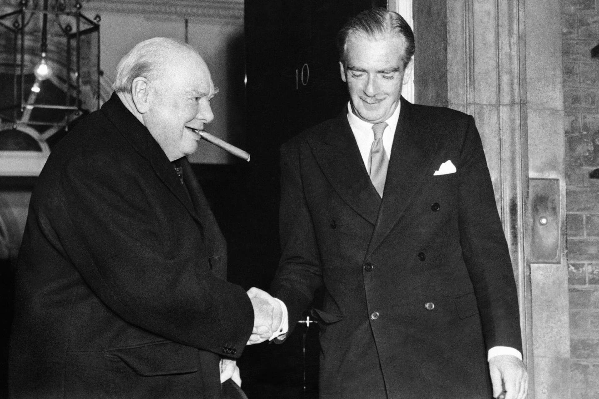 Winston Churchill skakar hand med Anthony Eden 