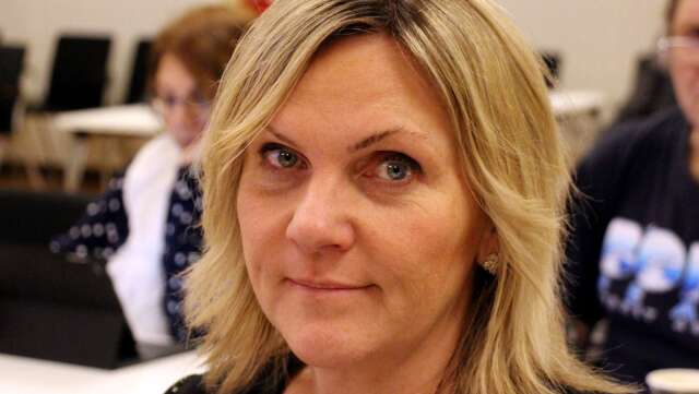 Anja Nyström (S), ordförande i barn-, utbildning- och kulturnämnden, sitter kvar på sina poster trots flytt till annan kommun.