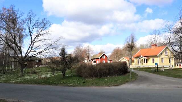 Byggnadsnämnden avslår fastighetsägarens ansökan om planbesked för att kunna bygga ett enbostadshus på grönområdet i korsningen Borrbäcksvägen-Jönköpingsvägen.