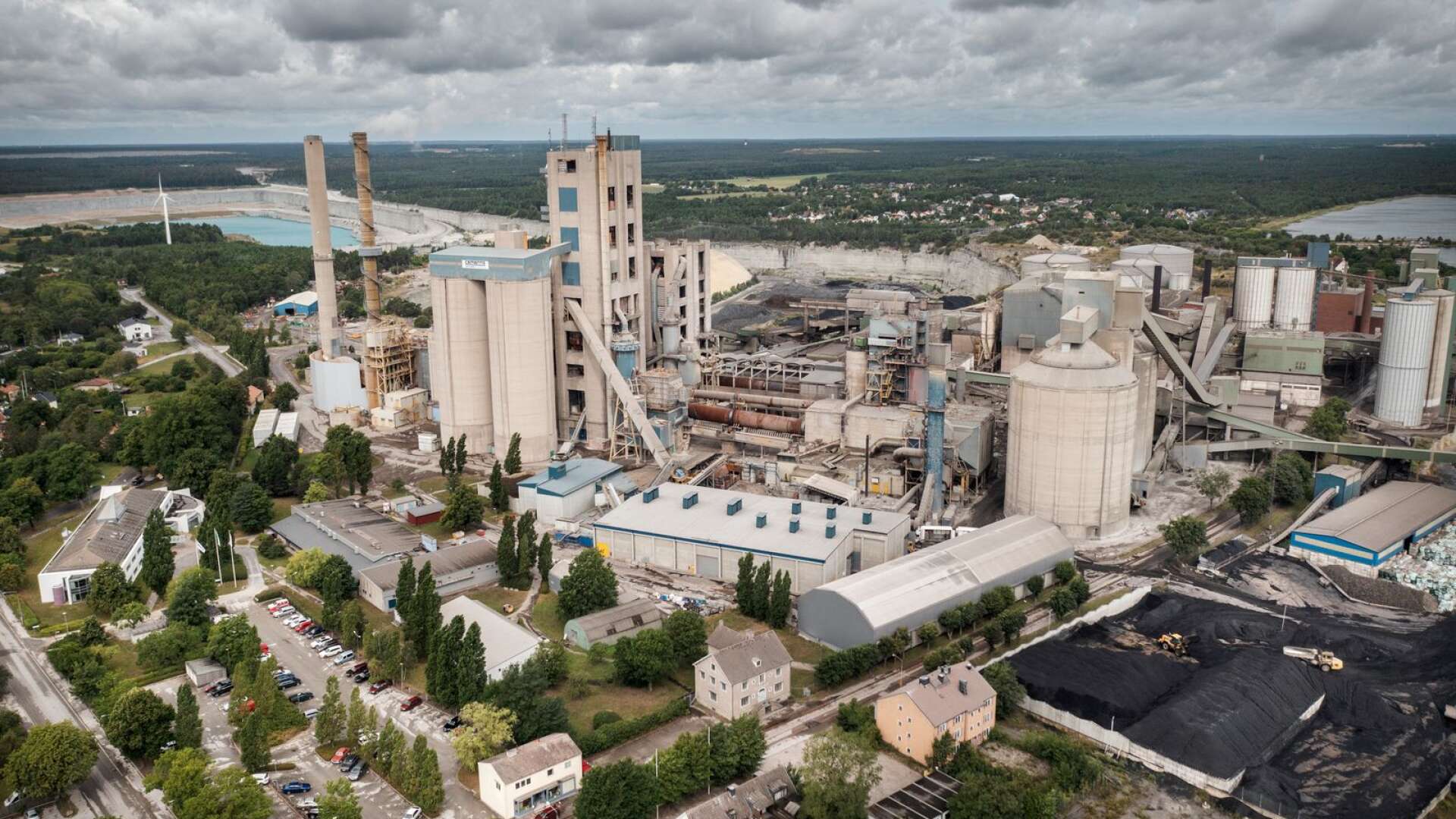 Cementas fabrik i Slite, med kalkbrott i bakgrunden.