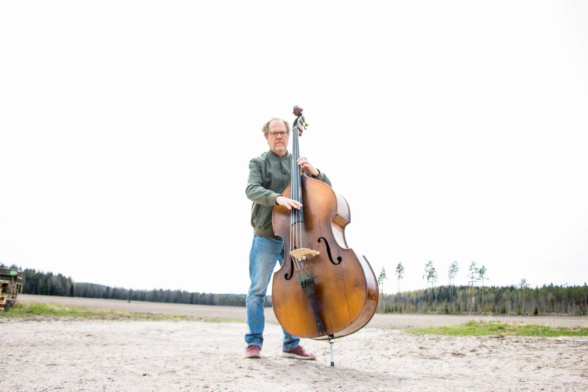 Vida vidder ramar in gården i Mellbyn. Själv har Bruno Råberg aldrig haft en tanke på att bli bonde, det fanns aldrig något alternativ till musiken.