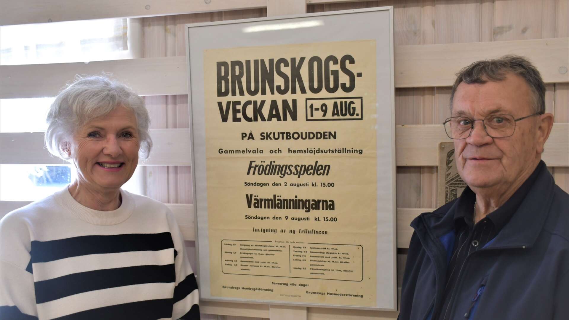Gammelvala 60-årsjubilerar i år. I jubileumsutställningen visar man affischer från olika decennier. Den här är från 1964. Inledningsvis kalade man det för Brunskogsveckan berättar Kristina Högberg, ordförande i Brunskogs hembygdsförening, och Lennart ”Lellis” Albinsson. 