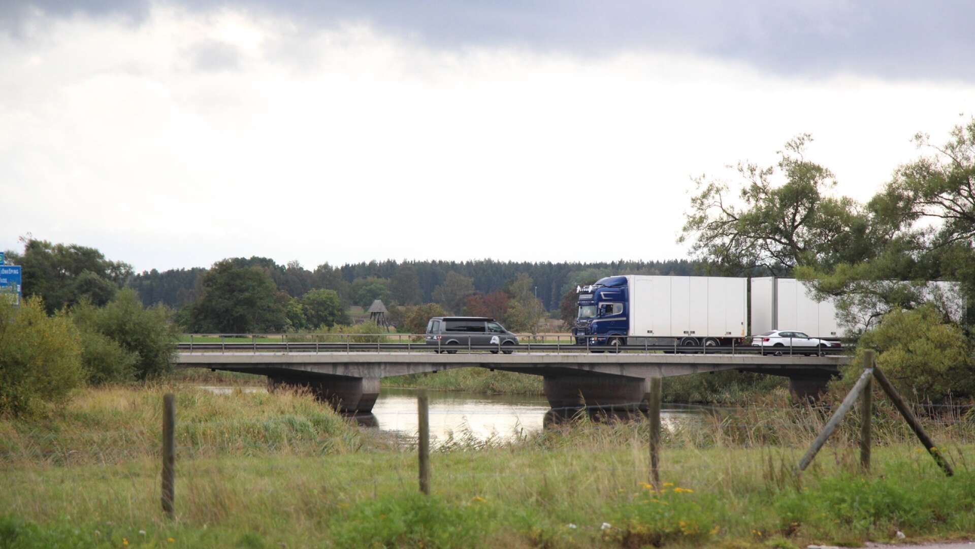 I Mariestads korsar E20 ån Tidan via en bro. Den kommer nu Mariestads kommun ta över för att kunna nyttja till den planerade lokalväg för långsamtgående fordon som ska byggas. 