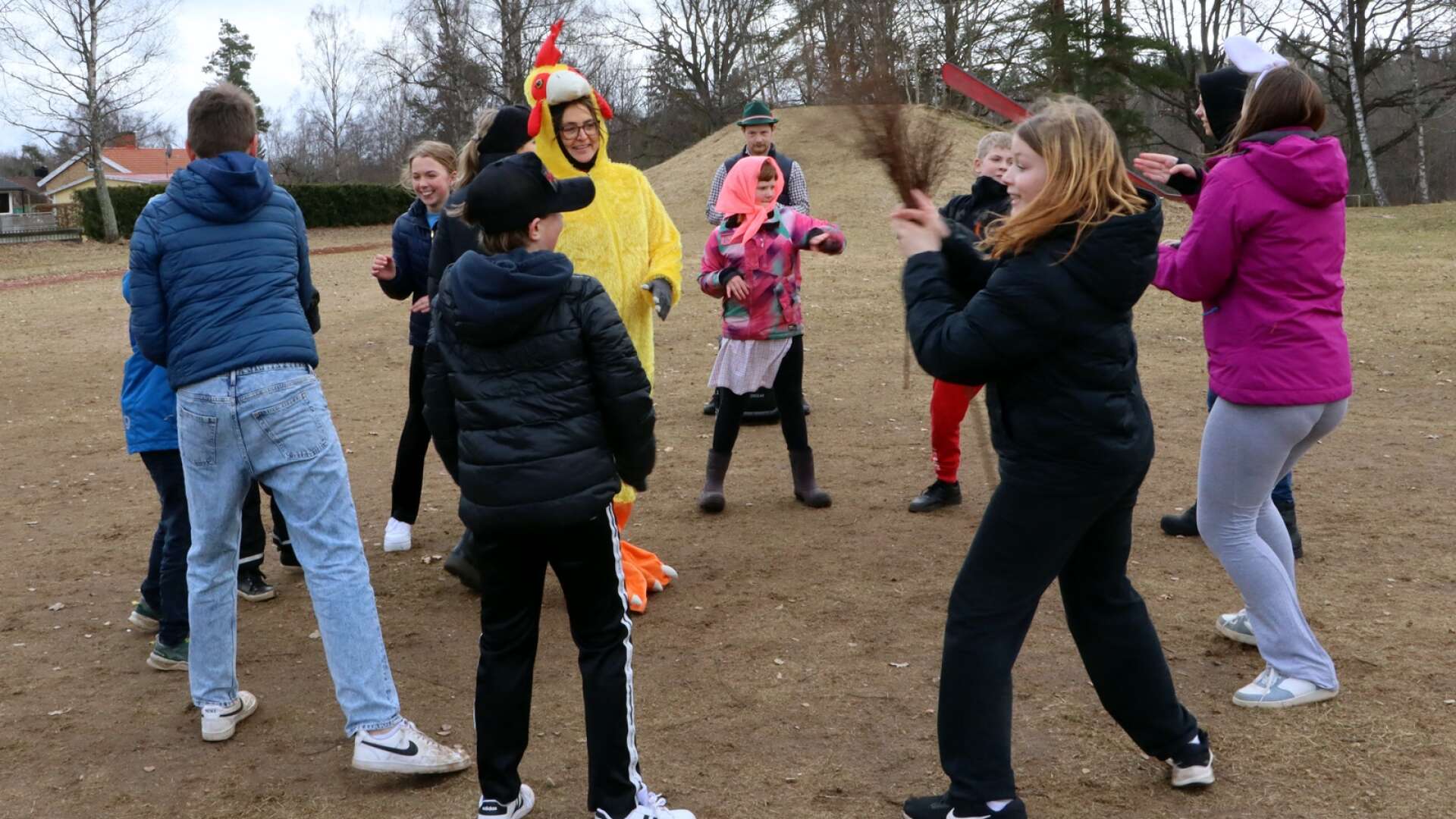 Elaka häxans kvast var en ny lek på Fågelås skolas påskfest. 