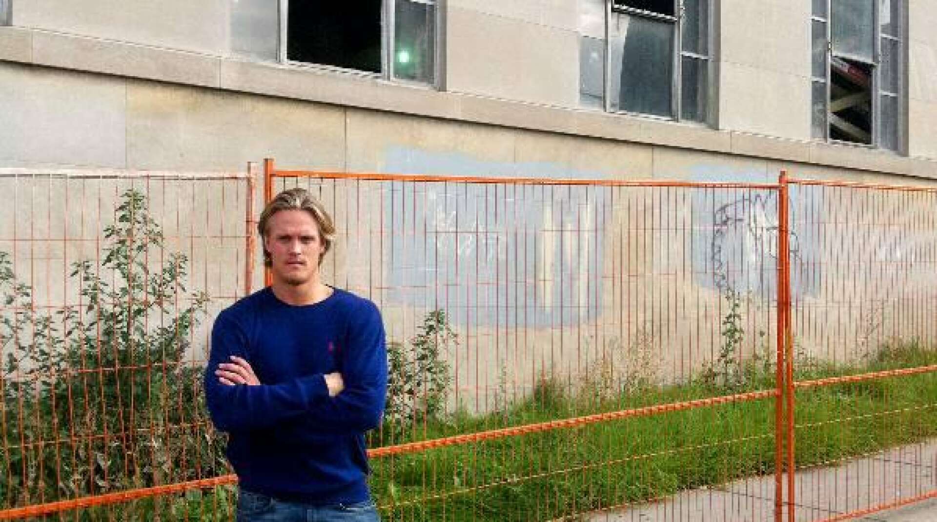 Magnus Nygren intill en tyvärr vanlig syn i Hamilton, en nedlagd industribyggnad som ligger precis intill det hotell han bor på i stadens centrum. Foto: Privat