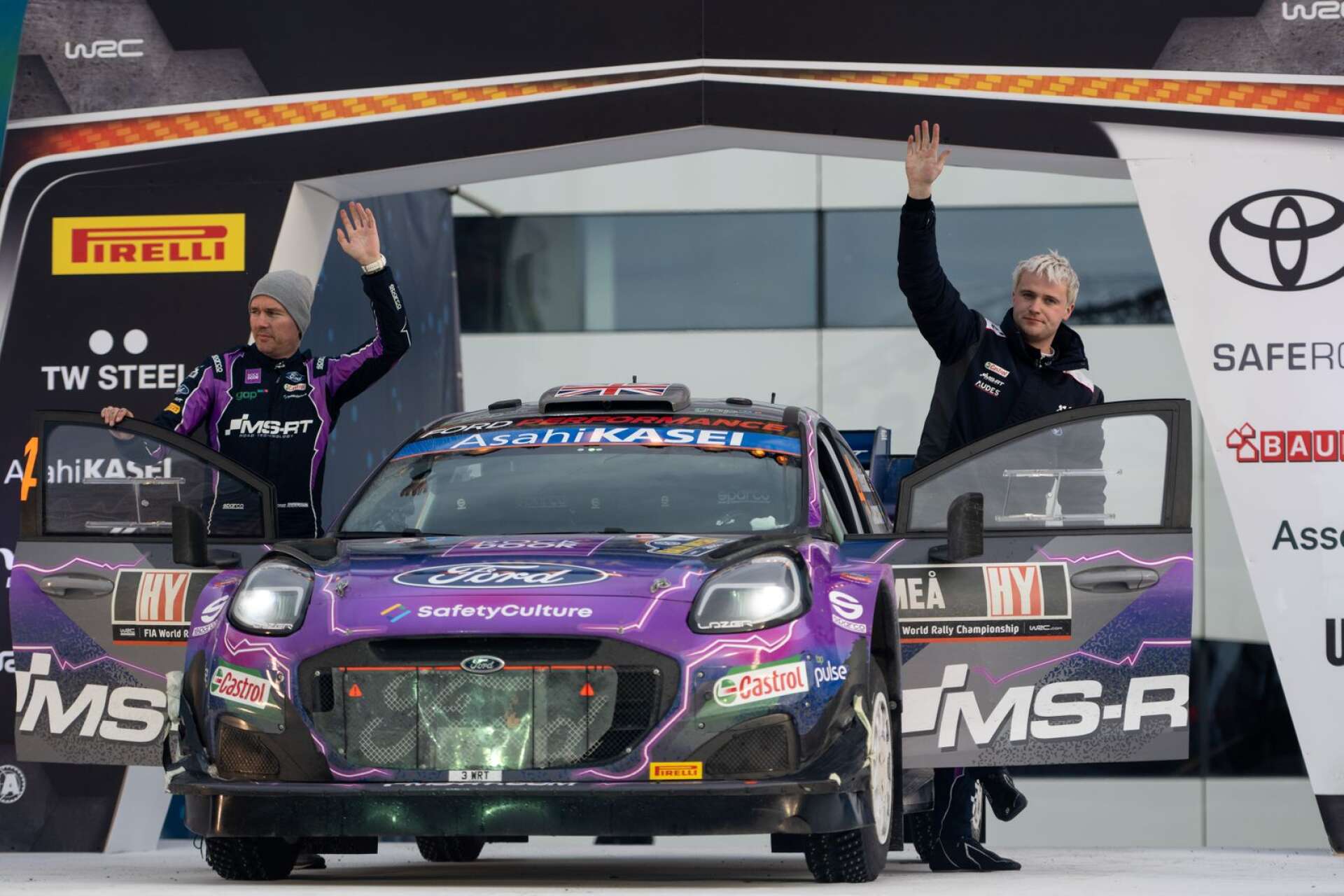 Jonas Andersson och Gus Greensmith slåss om topplaceringarna i WRC2. Här syns duon i Svenska rallyt 2022 i en WRC-Ford.