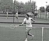 Margareta Bönström från Säffle på Billeruds tennisbanor någon gång på 1970-talet. För några år sedan blev hon invald i tennisens Hall of Fame, främst för sina insatser som ledare och förkämpe för damtennisen både i Sverige och internationellt. På meritlistan finns annars också framgångar som spelare, bland annat SM-guld i dubbel och avancemang till tredje omgången i Wimbledon.