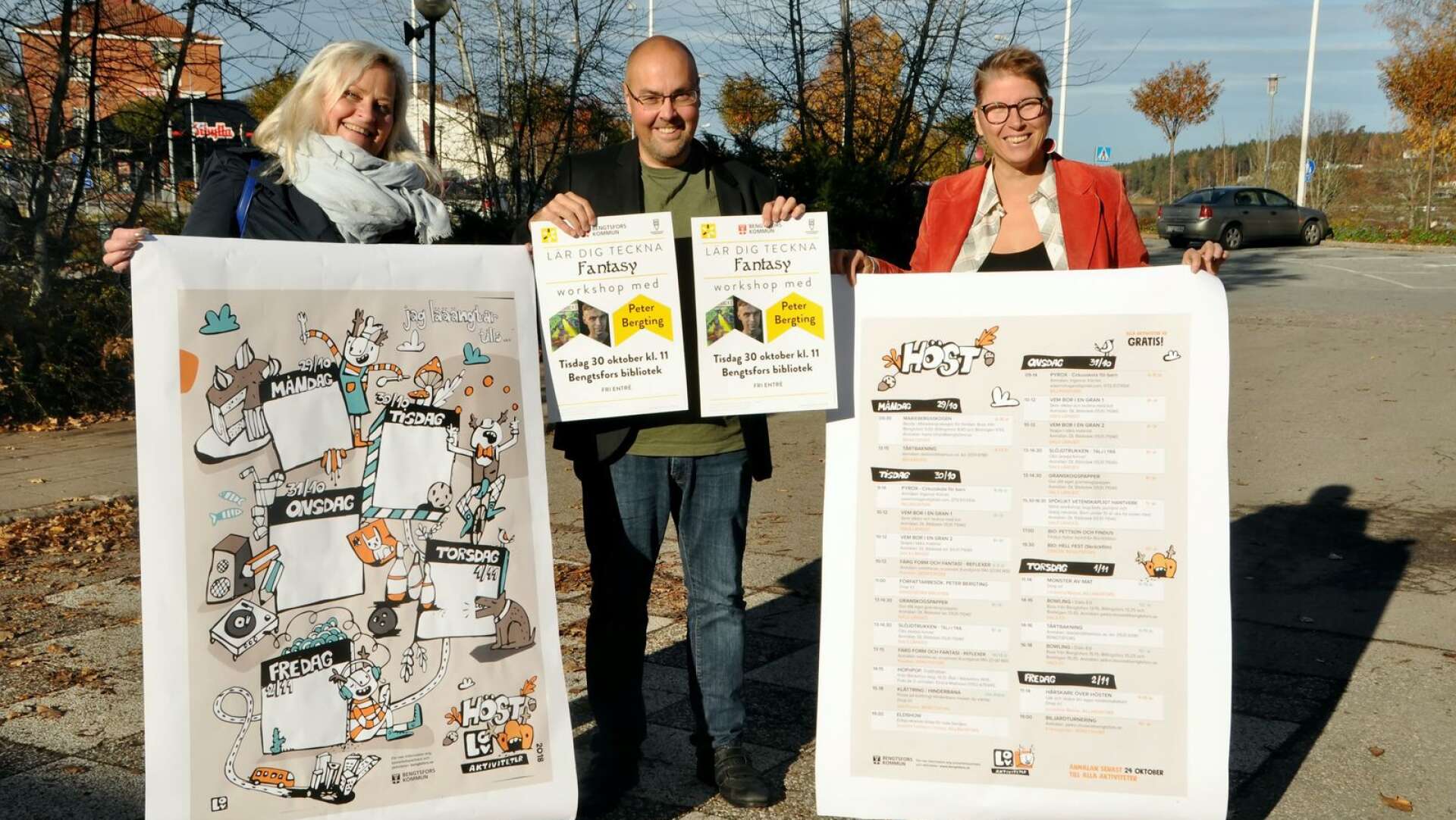 Maria Sthyr, Victor Estby och Sara Vogel Rödin med höstlovsprogrammet för Bengtsfors kommun.