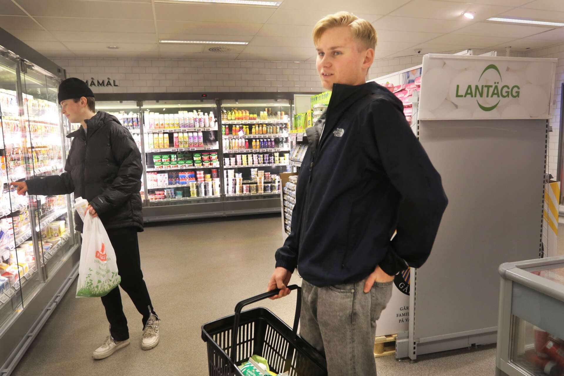 Olle Elf och Melker Bäckman, 17, flyttade till Mariestad för att satsa på innebandyn under gymnasietiden på Vadsbogymansiet. 