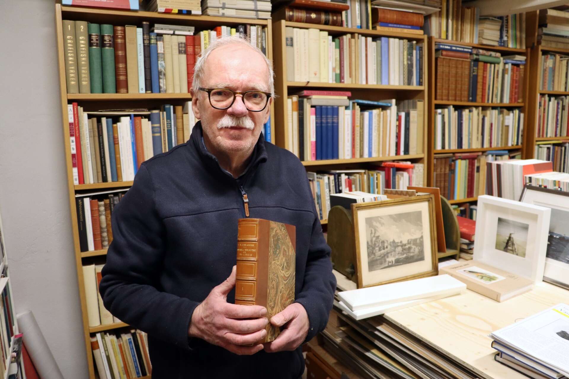 Efter att ha arbetat proffessionellt som bokbindare på Göteborgs universitetsbibliotek i 40 år har Bo Lennart Hermansson pensionerat sig och flyttat till Hjo. Här fortsätter han binda böcker i egen regi och har sedan barnsben ett stort intresse för böcker. 