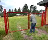 “Det här går ut på ideellt arbete” säger Sven Gustafsson när han låser grindarna till Sunnemoparken efter att ha visat runt NWT i den anrika parken.