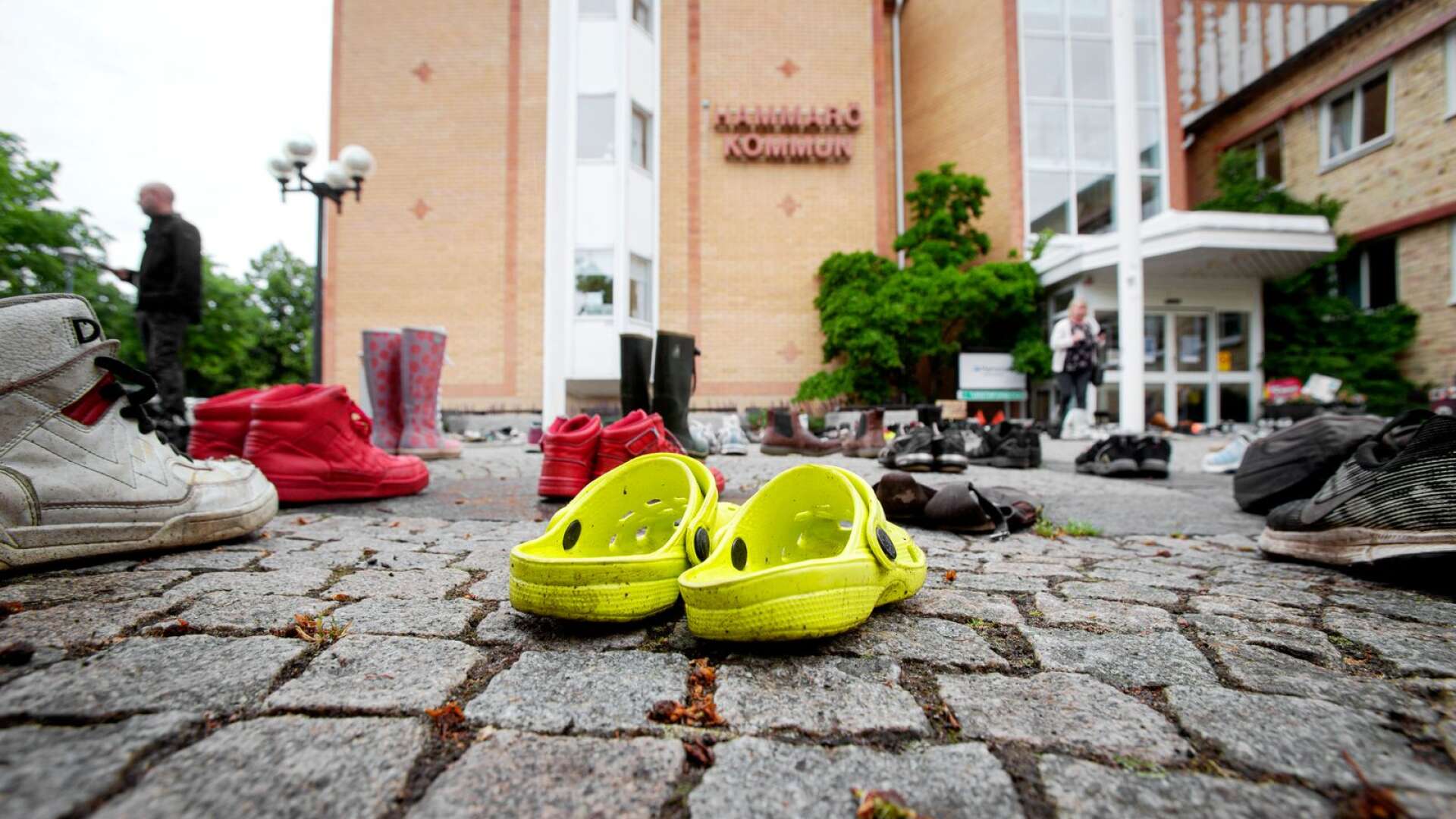 De planerade besparingarna inom skola och förskola ledde i somras till en protest utanför kommunhuset i Skoghall. Mängder av skor placerades då ut.