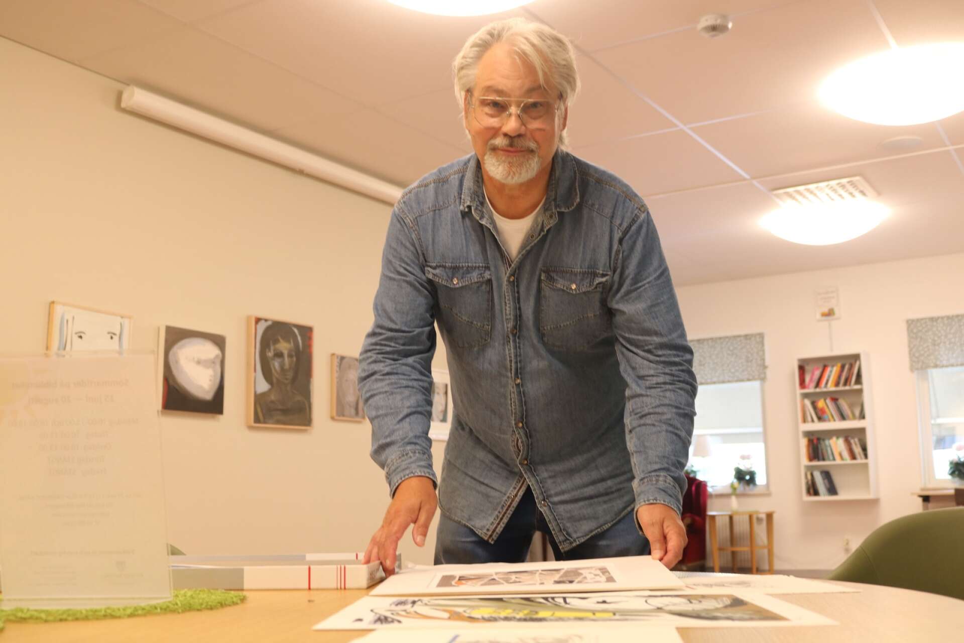 Raine Falkås ställer ut konst från fyra decennier på biblioteket i Nossebro. 