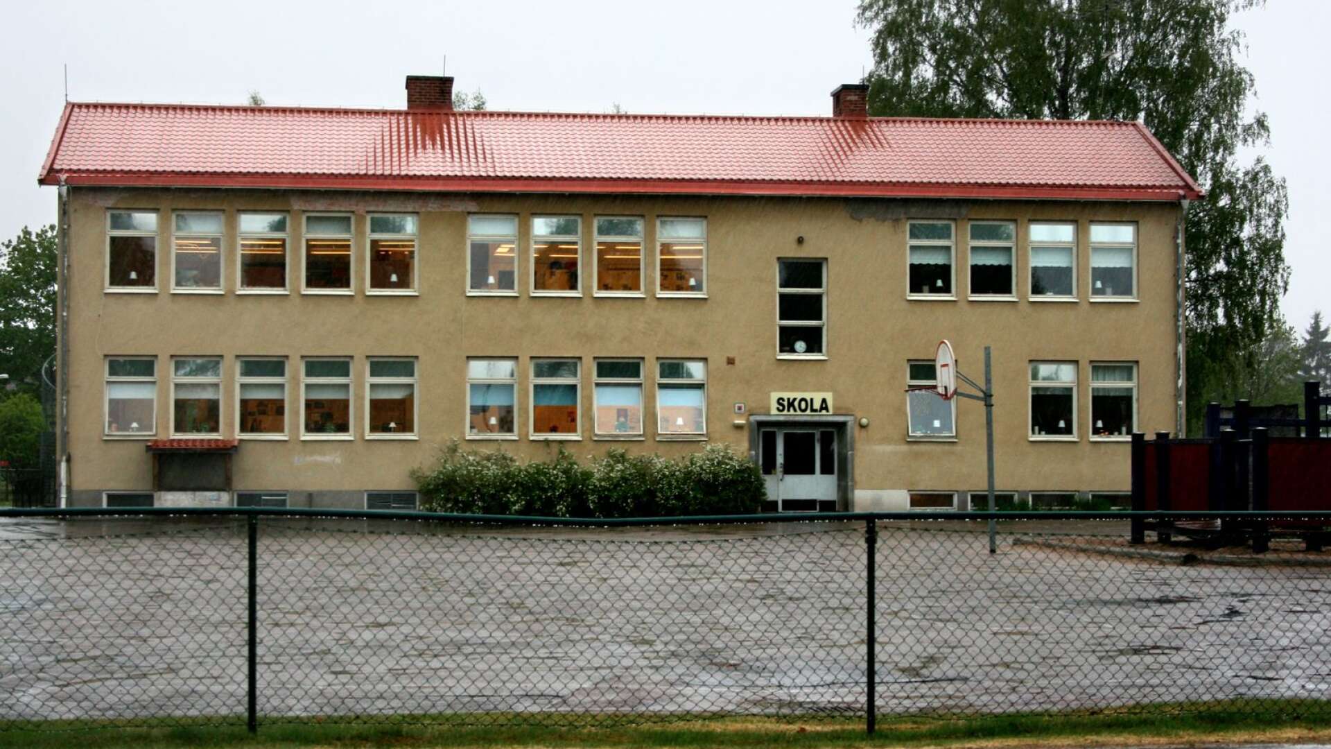 Råda skola i Hagfors kommun är hårt drabbat av sjuka lärare och elever.