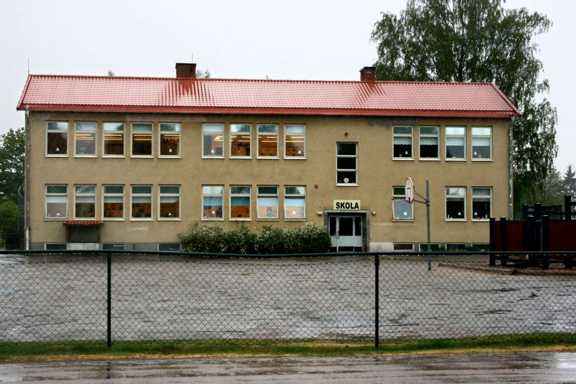Råda skola i Hagfors kommun är hårt drabbat av sjuka lärare och elever.