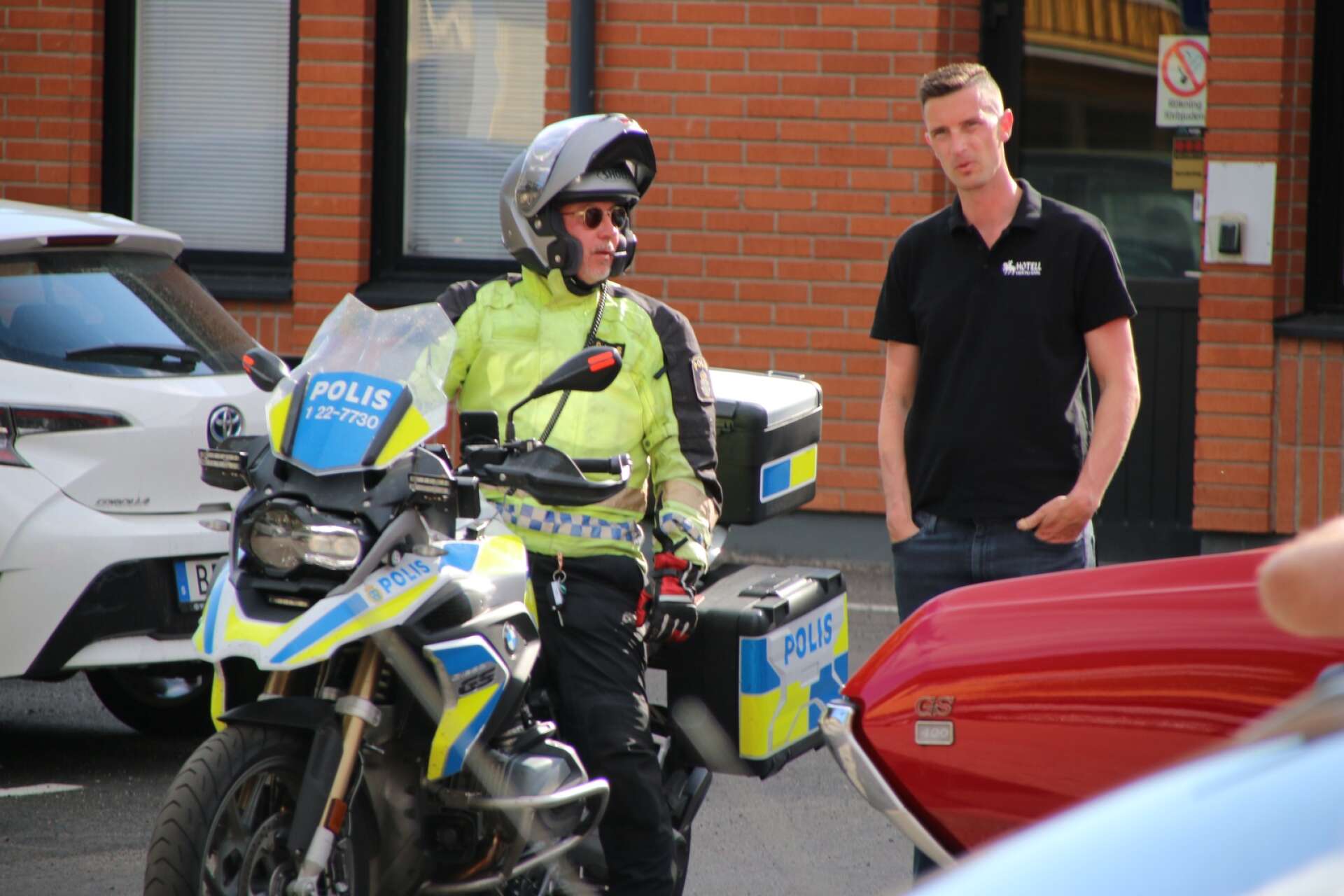 Polisnärvaron var stor. Här samtalar Gustaf Ryhed, ägare av Hotell Hertik Karl, med en mc-polis.