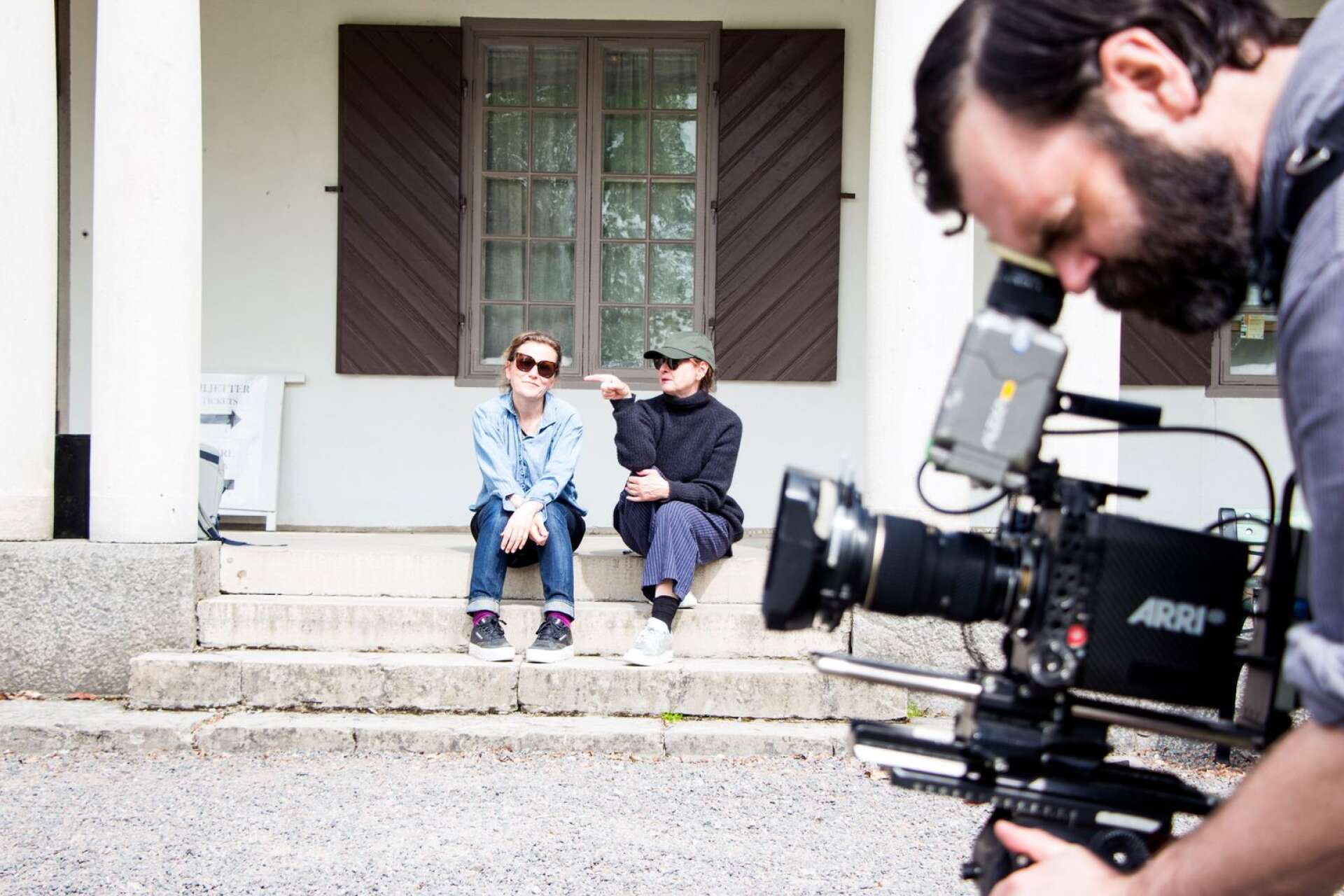 Ulrika Nulty och Kristina Lindström på Mårbacka under arbetet med serien. Den värmländska filmfotografen Jonas Rudström till höger.