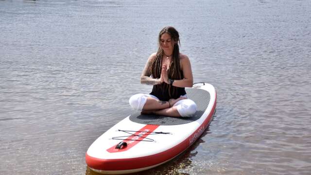 På Glafsfjorden hålls kurser i SUP-yoga under sommaren. 