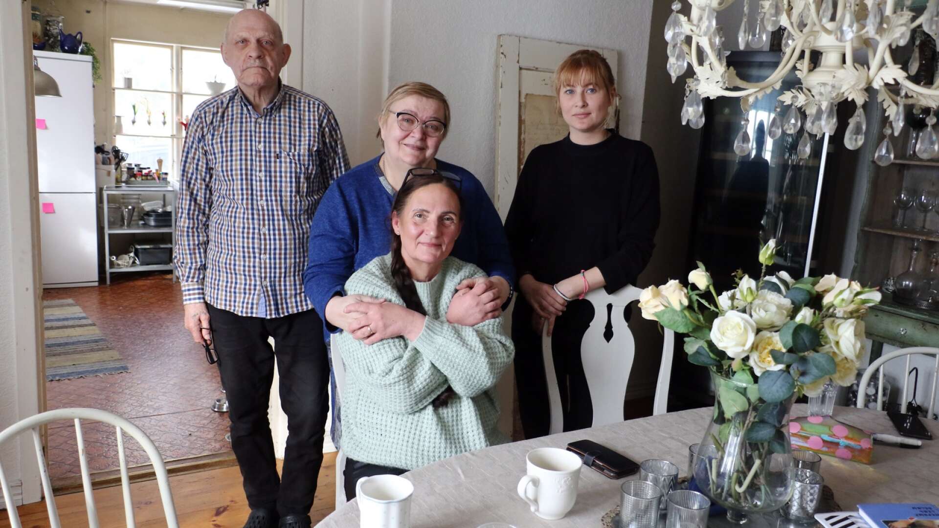 Maria Mazalova har tillsammans med sina tre barn och mamma Natalia Sergeeba och pappa Pavel Stojkov, flytt undan kriget i Ukraina. De lämnade sitt hem i Odessa och bor nu tillfälligt hos Lotta Lloyd och hennes sambo Heimo Hakkarainen i Apshyttan.