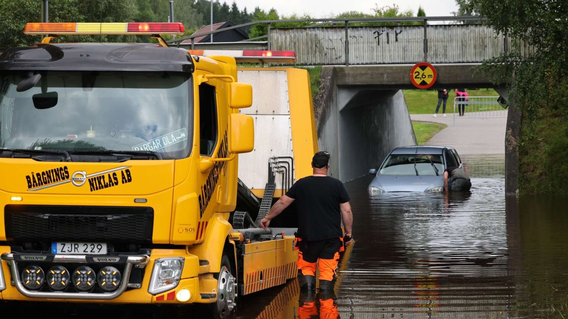 I Lidköping fastnade en bil under en viadukt under söndagsmorgonen. Bärgare fick tillkallas. 