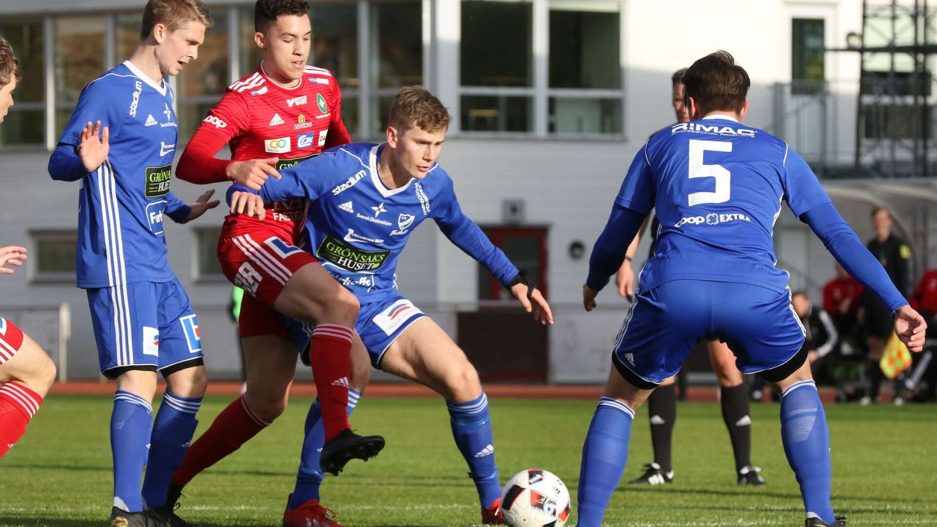 IFK Skövdes Simon Ljungkvist och Adam Zghiguida i en duell i derbytmötet på Södermalms IP.