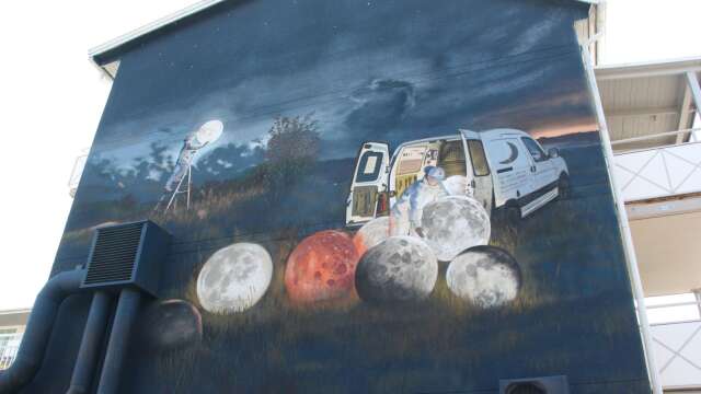 Väggmålningen Full moon service i centrala Götene är nu färdigställd.