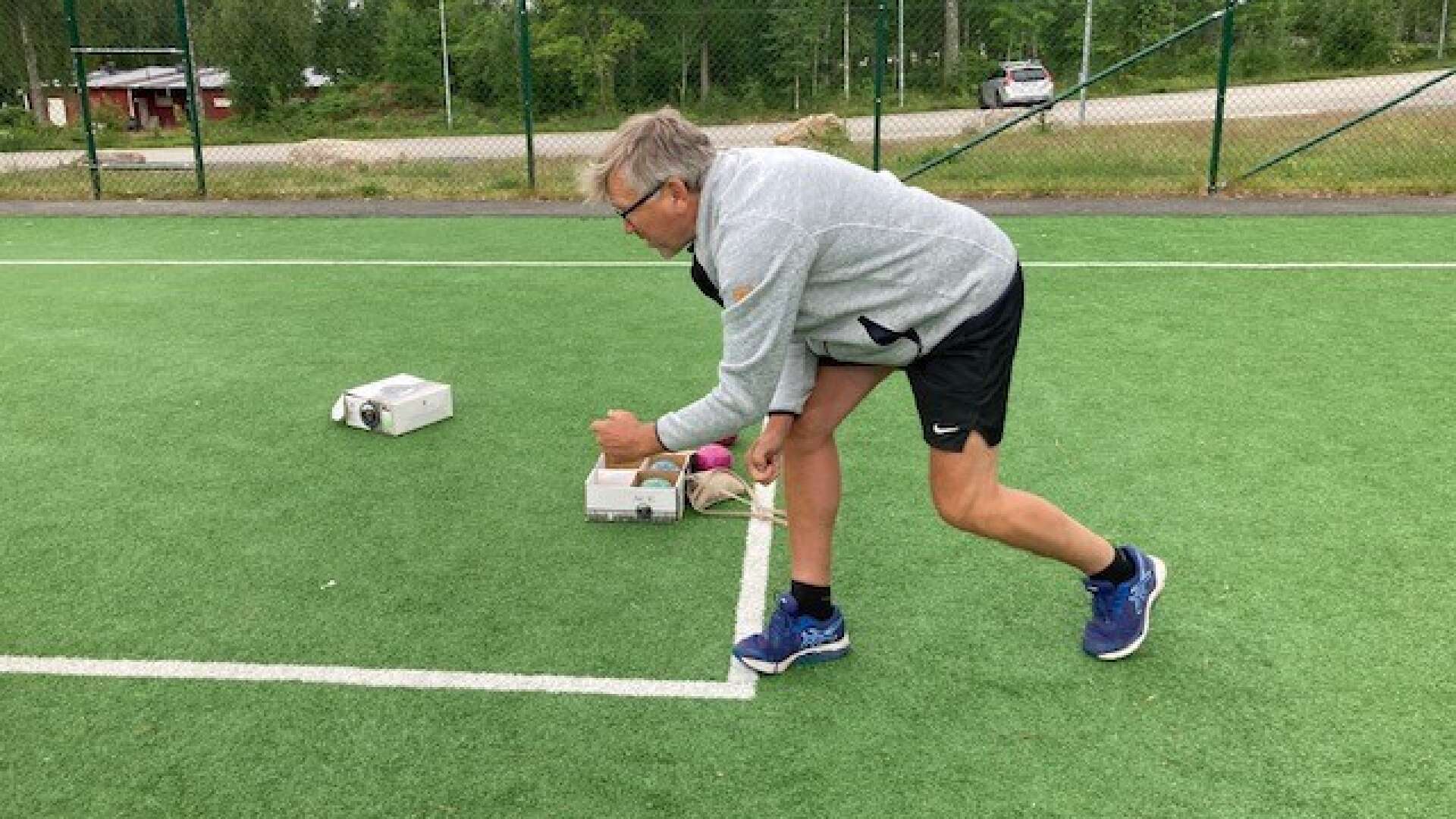 Stig Nilsson, Bengtsfors PRO, är instruktör i bowls och lanserar nu sporten i Bengtsfors.
