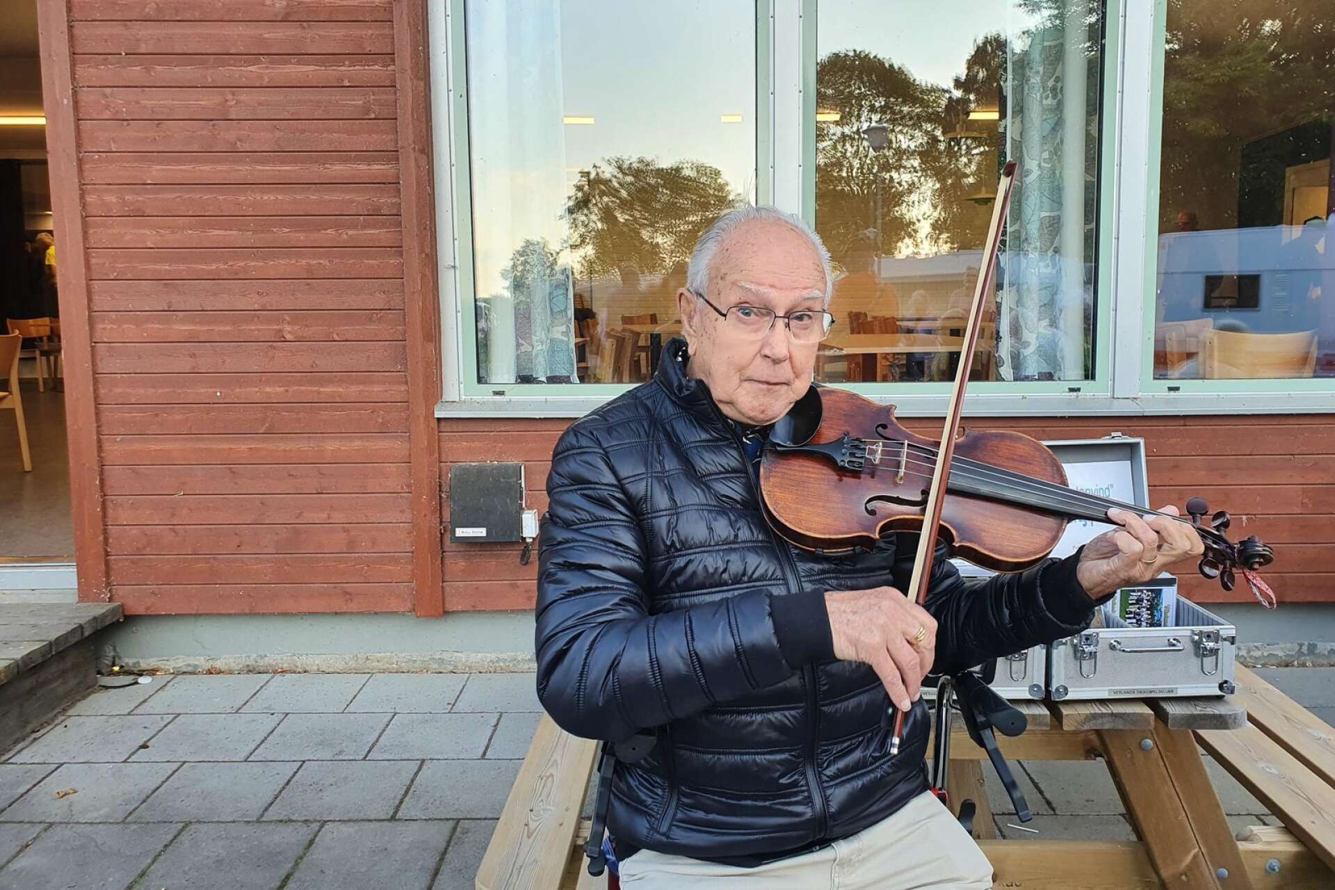 Sven-Erik Andersson, 86, från Ludvika är en van violinist och har spelat fiol nästan hela livet. 