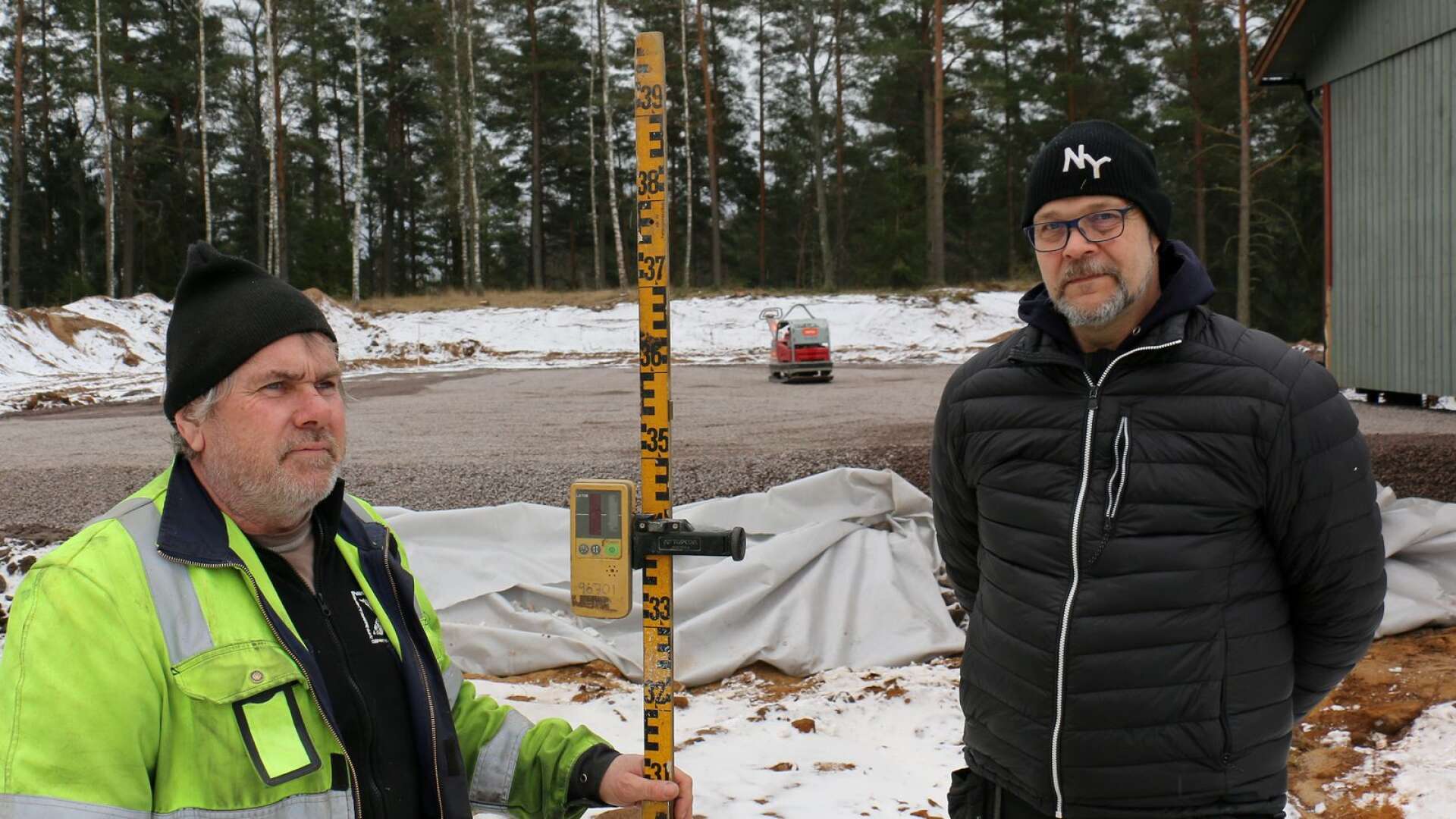 Till höger i bild Tibro Bågskyttesällskaps ordförande Morgan Elf. Här i samspråk med Evert Stagfors från Stagfors Entreprenad som inledde markarbetet under måndagen.