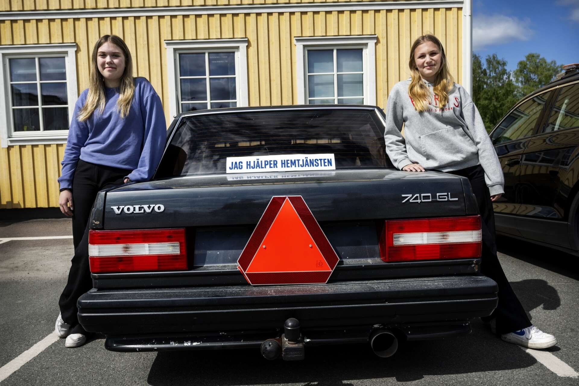 Årjängstjejerna Annie Larsson, 16, och Jill Hammarström, 17, kör runt i arbetet i sin A-traktor.