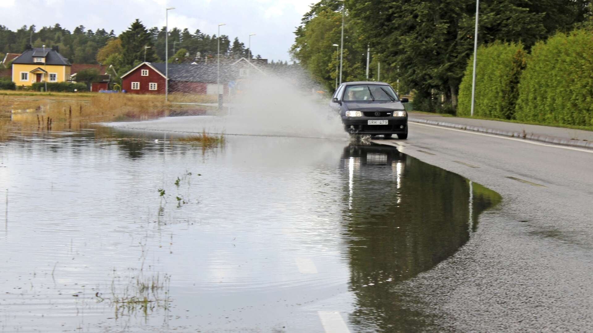 Tidigare har Främmestad varit utsatt så fort det blivit riklig nederbörd. Bilden är från översvämning i Främmestad 2014. 