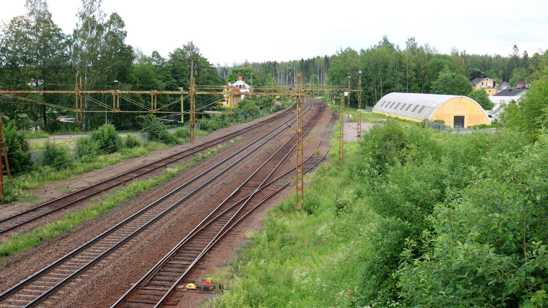 Redan för tre och ett halvt år sedan sade Lars Yngström att det är här till höger i bild som tågstoppet bör placeras.