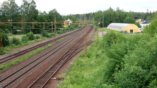 Ett tågstopp i Björneborg bör enligt expertisen placeras söder om järnvägen, det vill säga till höger i bild.